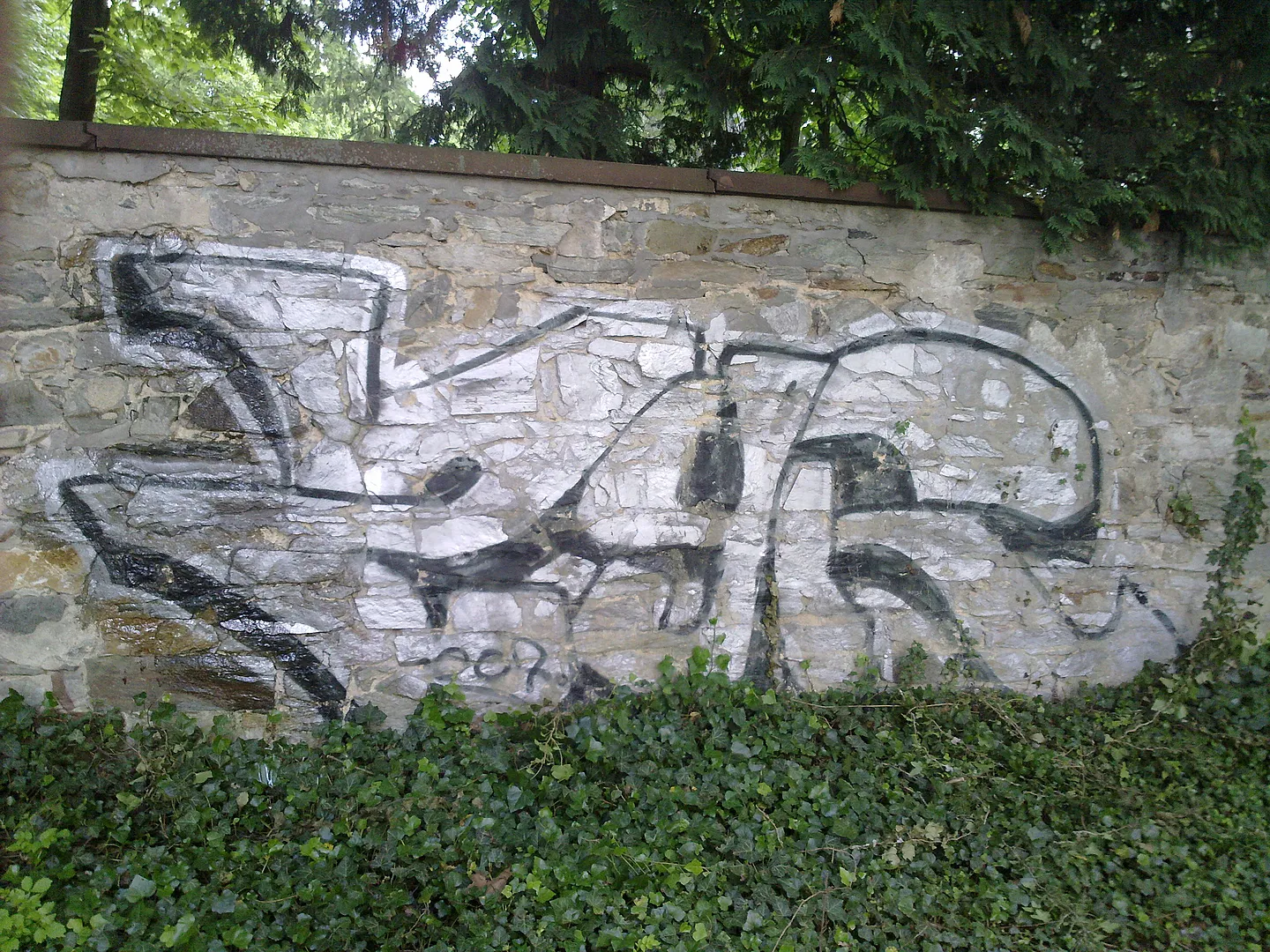 Natursteinmauer vor der Reinigung