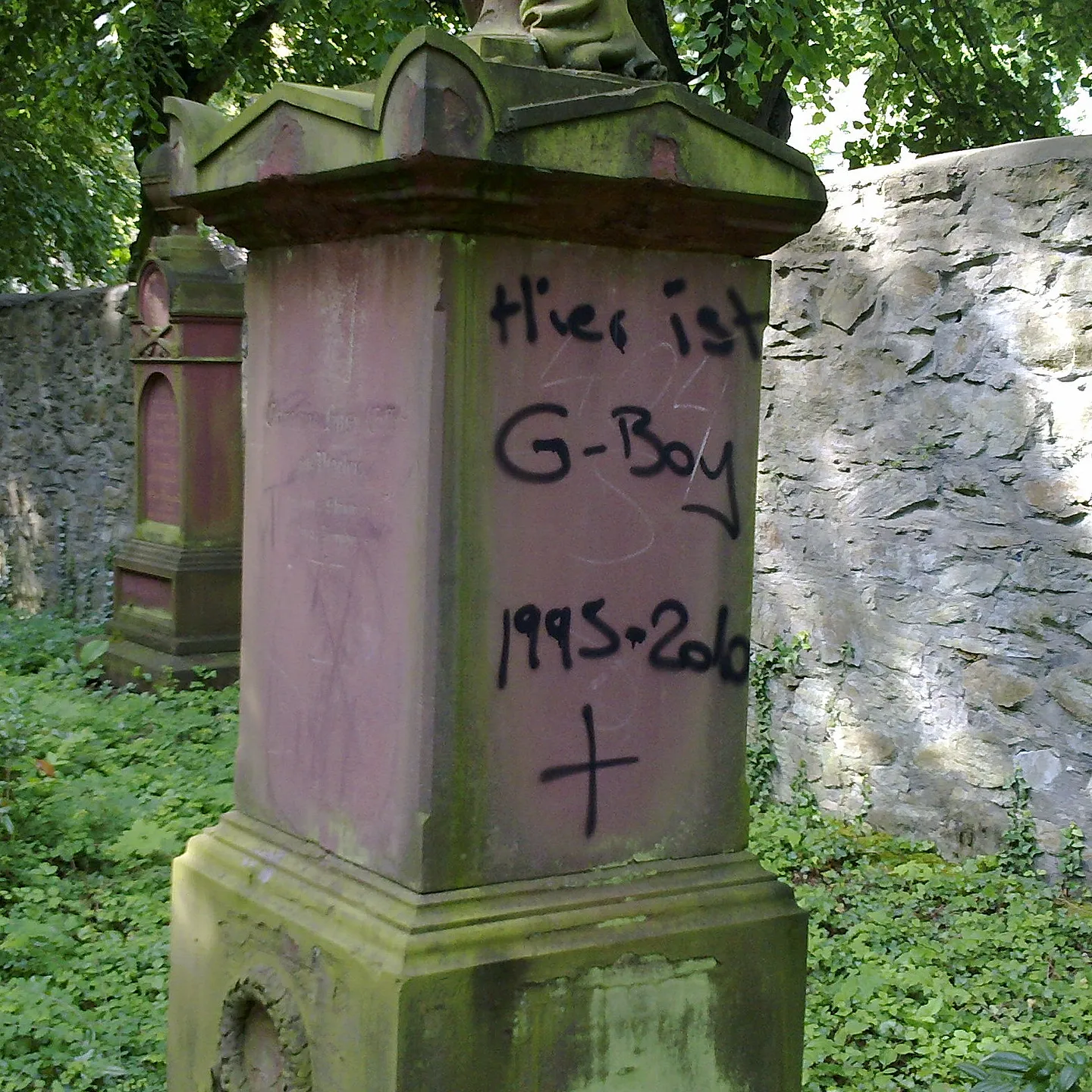 Denkmalsockel aus Sandstein vor der Reinigung