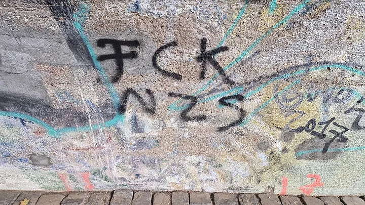 Schriftzug „FCK NZS“ auf einer Mauer