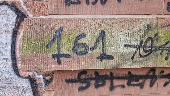 Zahl „161“ auf Sandsteinquadern