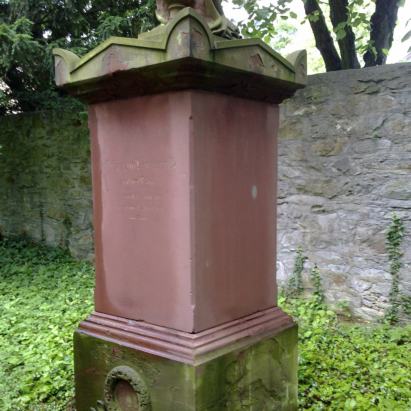 Denkmalsockel aus Sandstein nach der Reinigung
