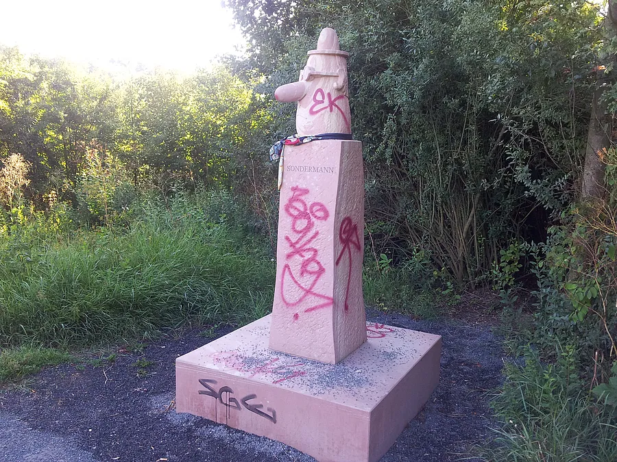 Frankfurt · Gedenkstein aus rotem Sandstein – vorher