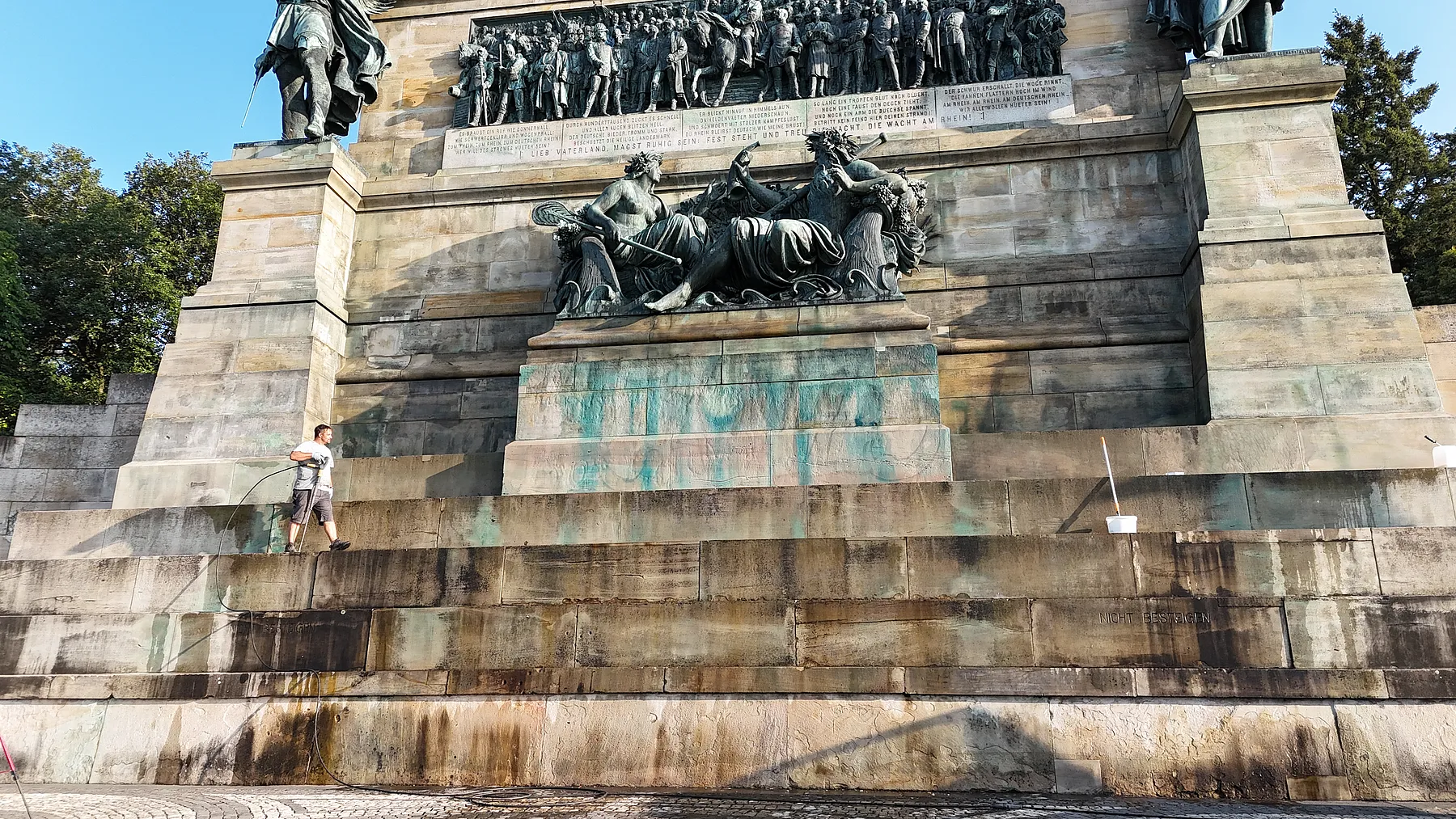 Niederwalddenkmal in Rüdesheim während der Graffitientfernung