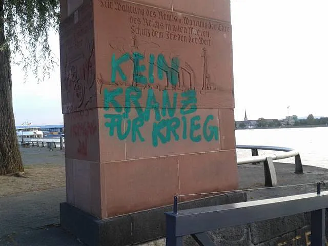 Gedenktafel · roter Sandstein – vorher