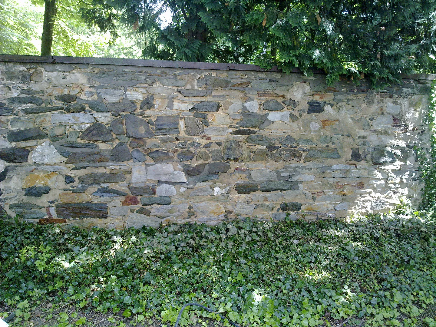 Natursteinmauer nach der Reinigung