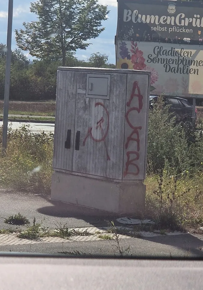 Schriftzug „ACAB“ auf einem Stromkasten