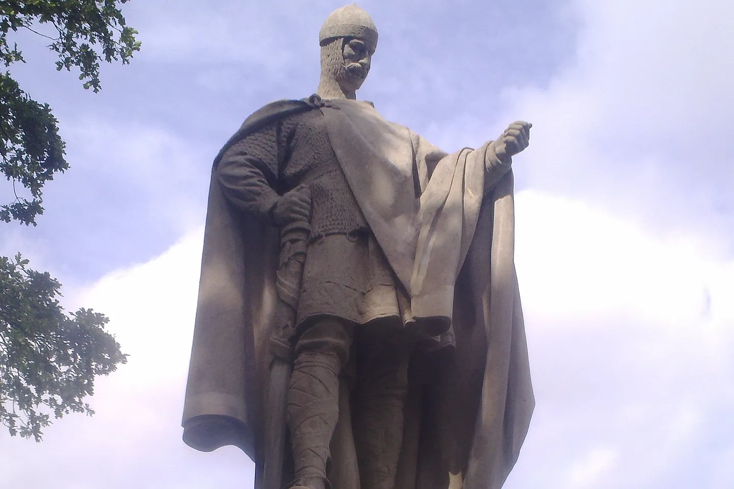 Denkmalfigur mit grüner Farbe nach der Reinigung