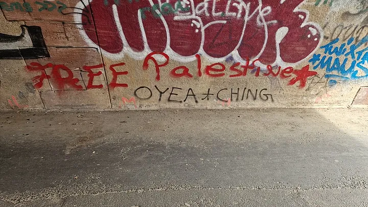 Schriftzug „Free Palestine“ in einer Unterführung